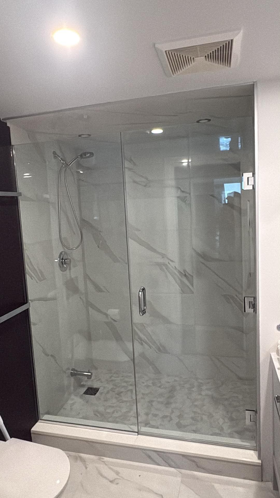 Douche en verre sur mesure avec porte à charnières
