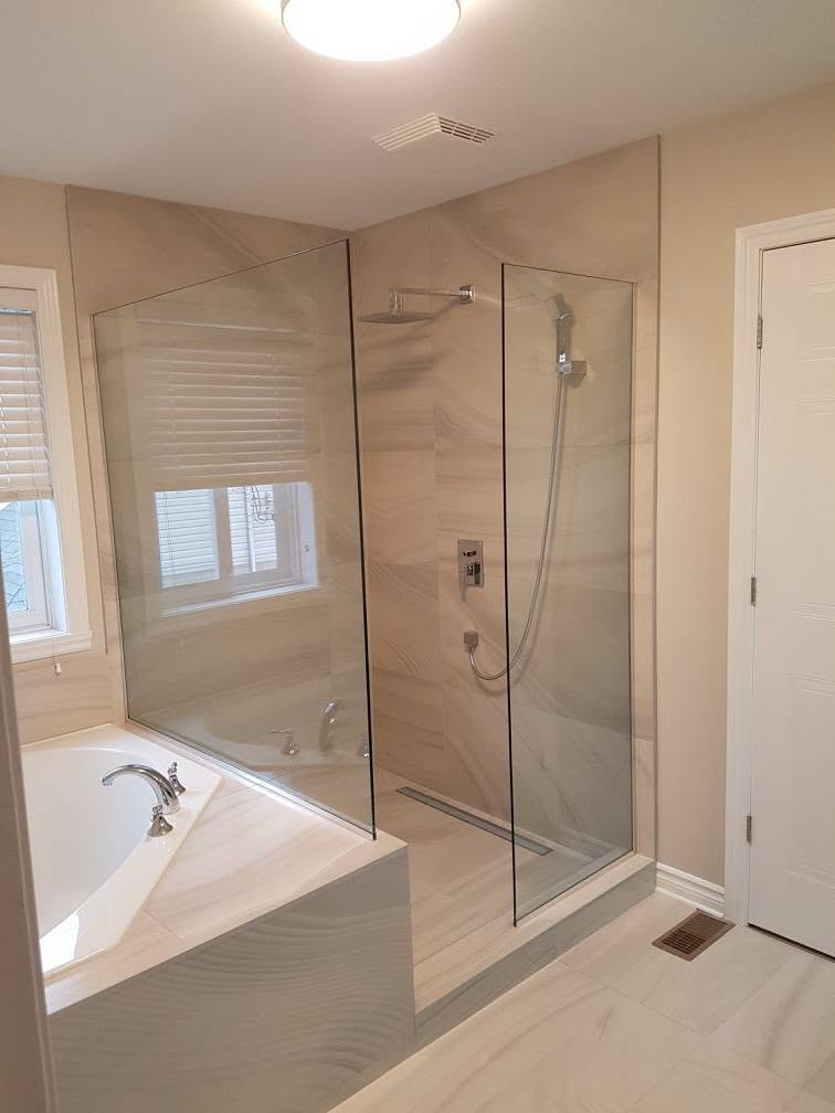Douche en verre sur mesure installée par Vitrerie Synette