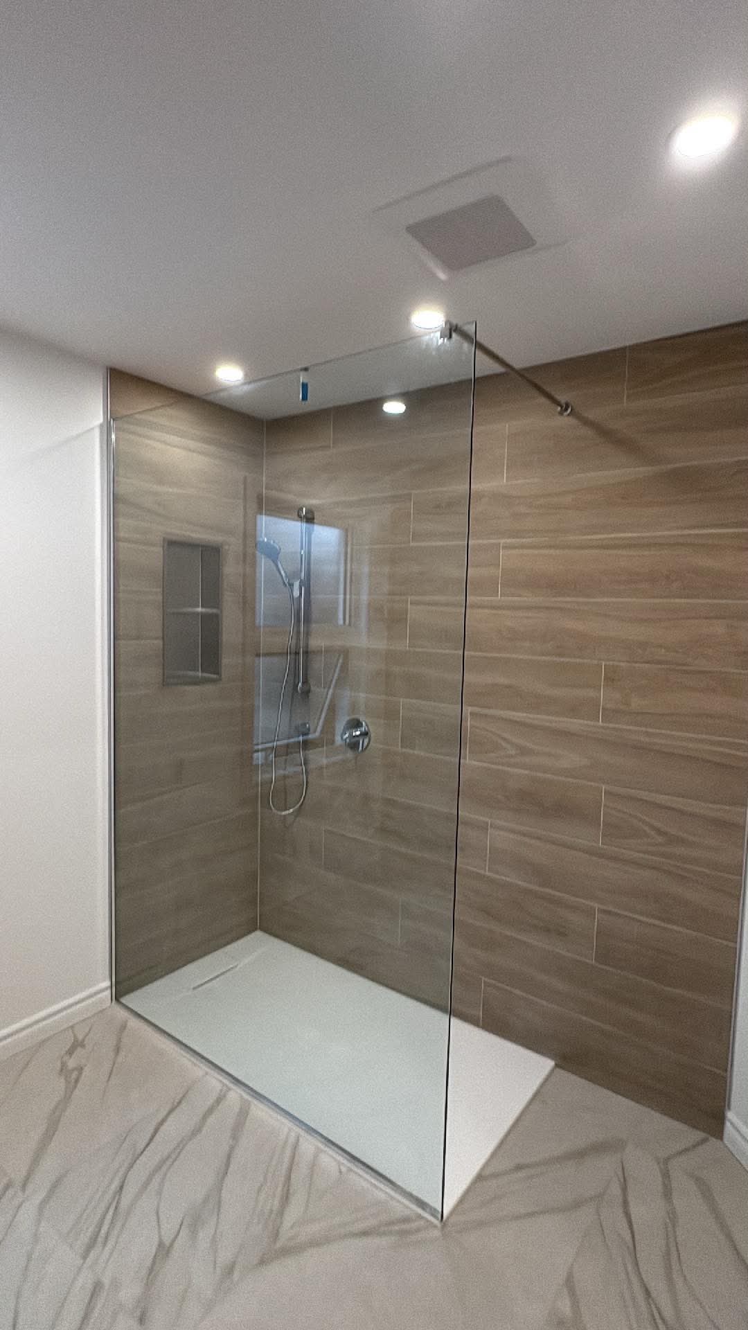 Douche ouverte en verre réalisée par Vitrerie Synette