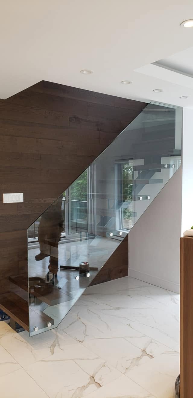 Garde-corps de verre découpé sur mesure pour un escalier