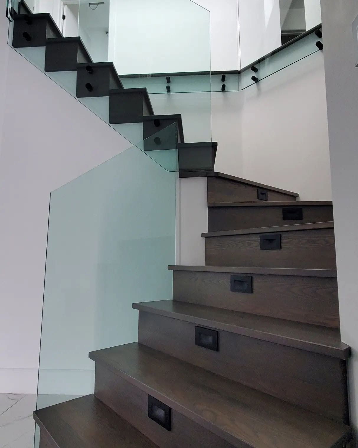 Garde-corps de verre architectural installé dans un escalier